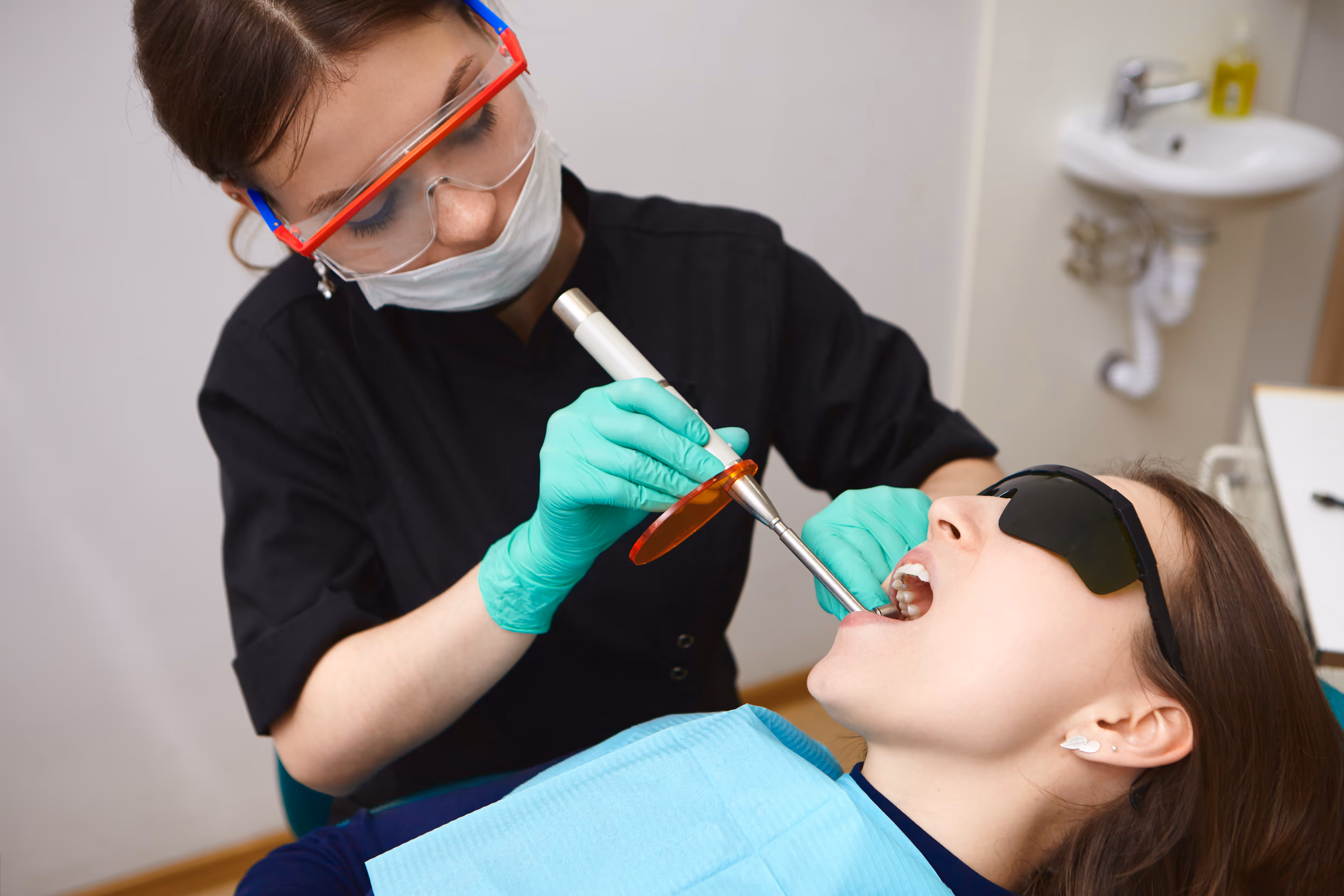 Une hygiéniste dentaire soignant une patiente dans une clinique au Canada